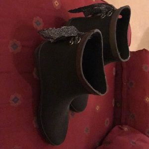 Black waterproof slip on neoprene booties 9